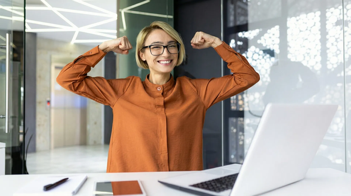 Enthousiaste medewerker achter laptop